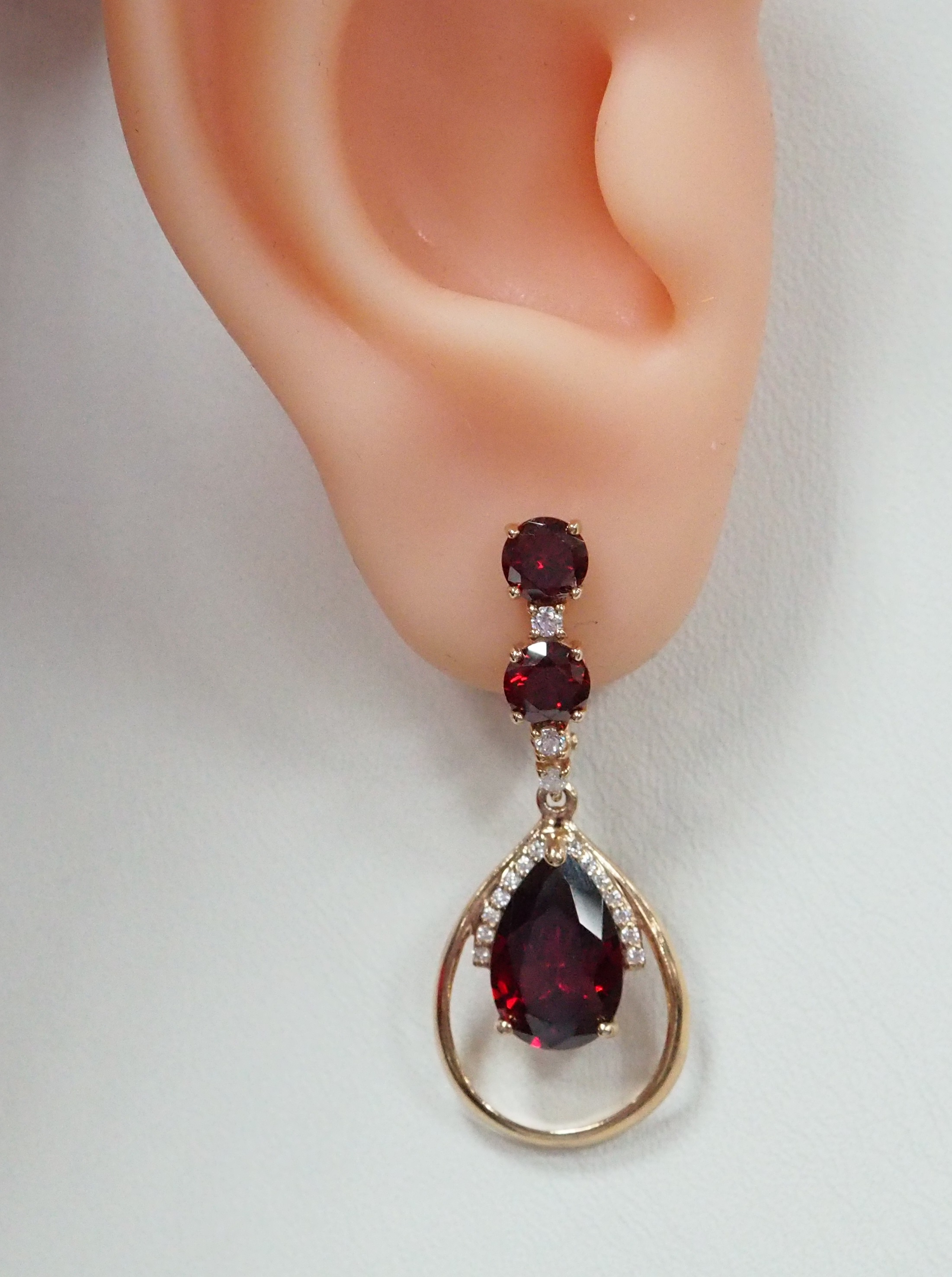 Серебряные серьги 925 пробы; вставки 6 Пл.кварц цв. гранат; 34 Куб. Цирконий бесцв.;